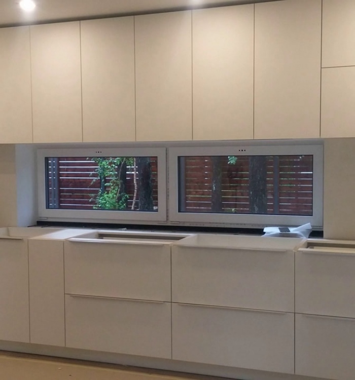 Белая кухня под окно